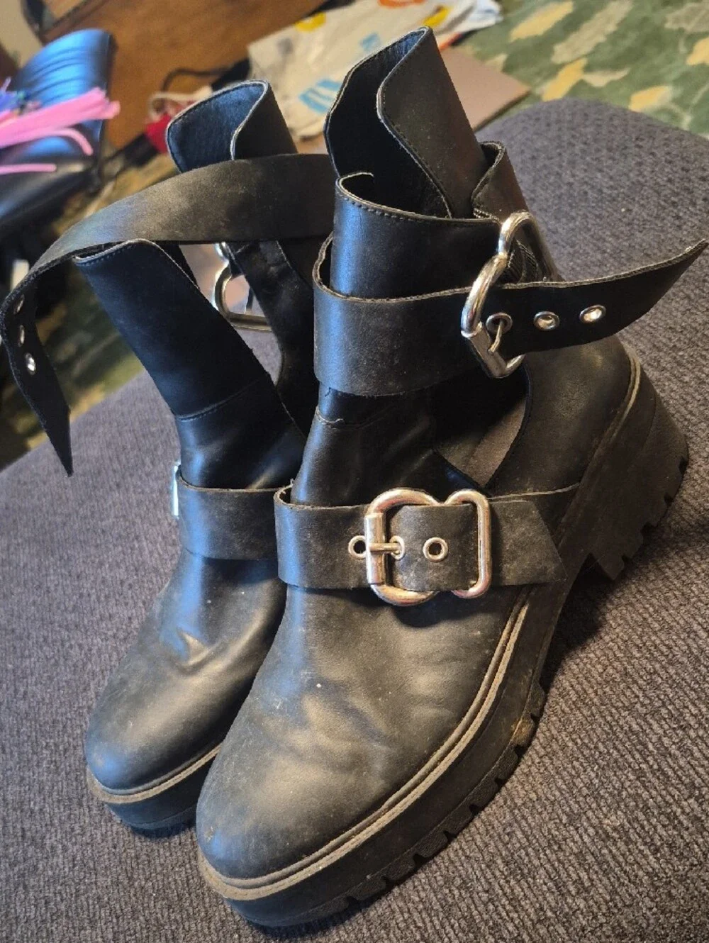 Divided chunky ankle